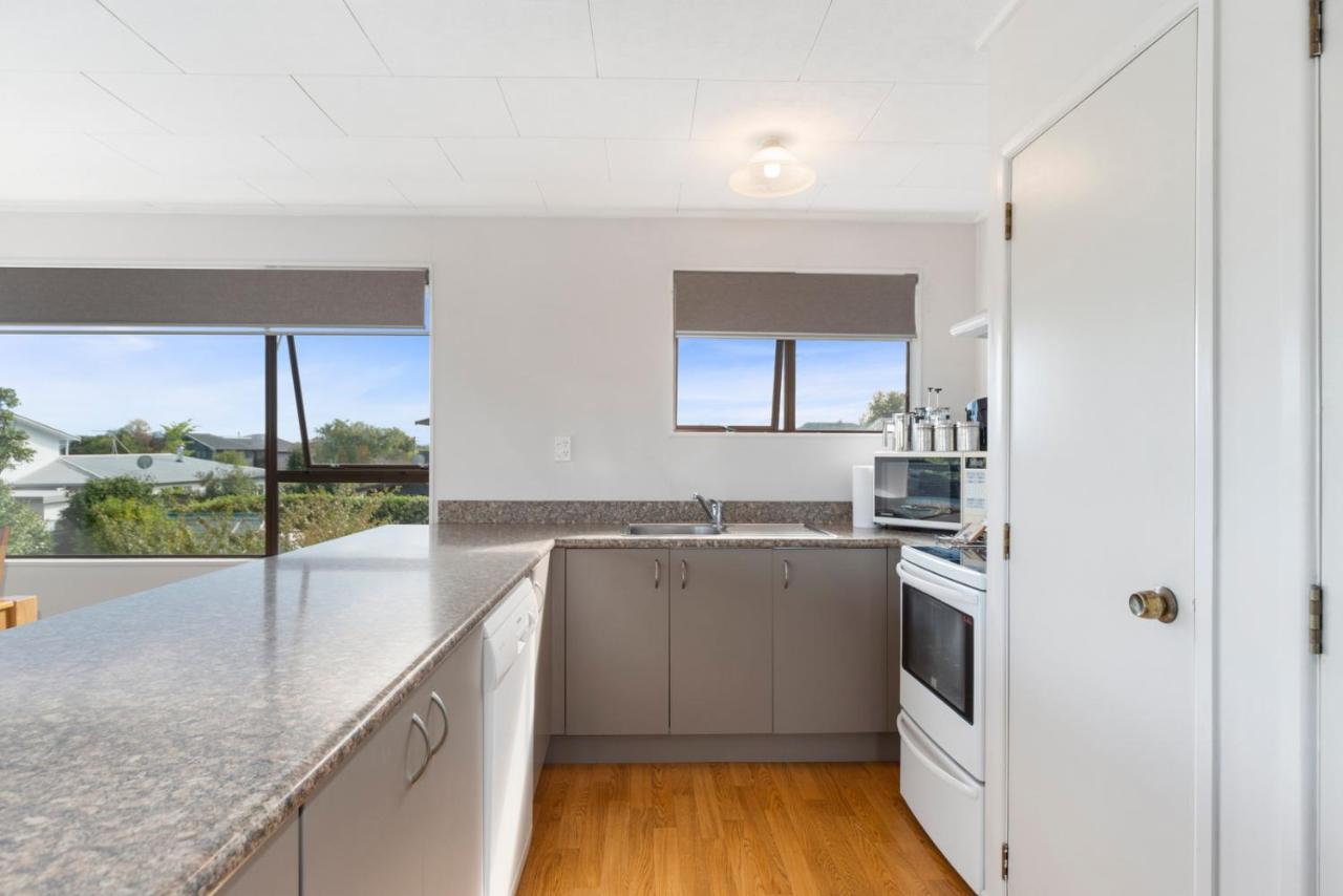Rainbow Lake House - Lake Taupo Holiday Home Bagian luar foto
