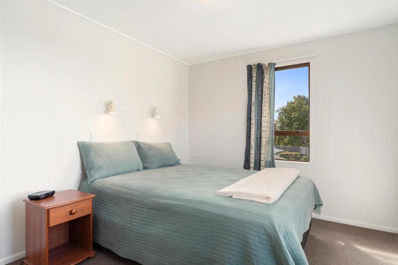 Rainbow Lake House - Lake Taupo Holiday Home Bagian luar foto