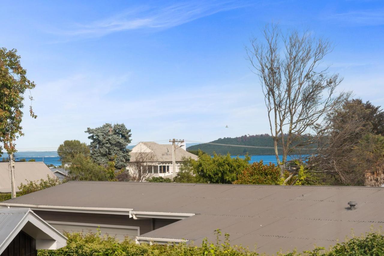 Rainbow Lake House - Lake Taupo Holiday Home Bagian luar foto