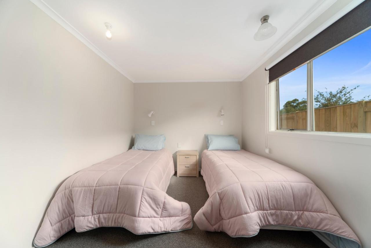 Rainbow Lake House - Lake Taupo Holiday Home Bagian luar foto