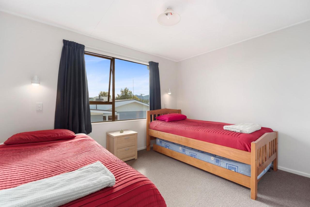 Rainbow Lake House - Lake Taupo Holiday Home Bagian luar foto